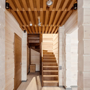 Foto de escalera contemporánea, pequeña, con escalones de madera pintada, contrahuellas de madera pintada y barandilla de vidrio