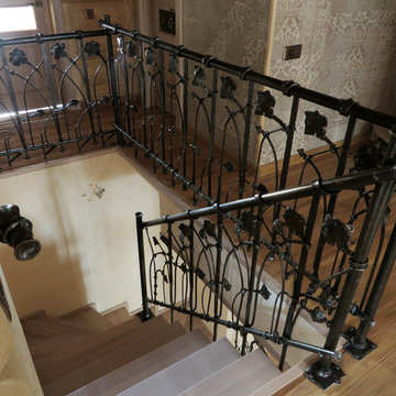 Кованое ограждение лестницы для деревянного дома.