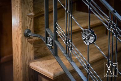 Стильный дизайн: большая винтовая металлическая лестница в стиле рустика с деревянными ступенями и перилами из смешанных материалов - последний тренд