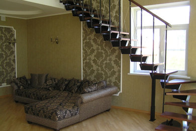 На фото: угловая лестница в современном стиле с деревянными ступенями и деревянными перилами