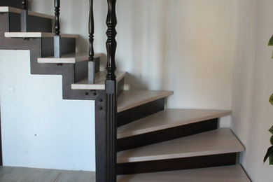 Свежая идея для дизайна: угловая деревянная лестница среднего размера в стиле неоклассика (современная классика) с деревянными ступенями и деревянными перилами - отличное фото интерьера