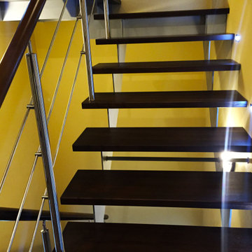 Лестница на параллельных косоурах с ограждением из нержавеющей стали