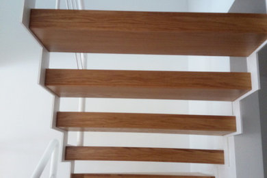 Стильный дизайн: п-образная лестница среднего размера в стиле лофт с деревянными ступенями и металлическими перилами - последний тренд