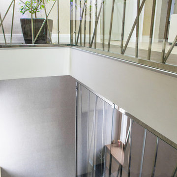 Лестница с декоративным ограждением из нержавеющей стали в частном доме