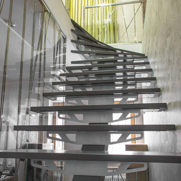 Лестница с декоративным ограждением из нержавеющей стали в частном доме