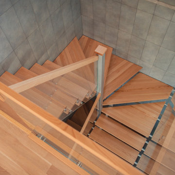 Лестница с деревянными ступенями и прозрачной перегородкой