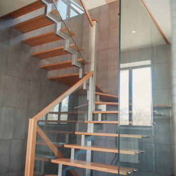 Лестница с деревянными ступенями и прозрачной перегородкой