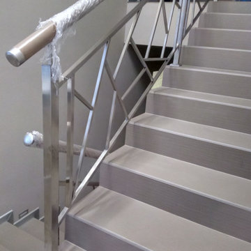 Лестница с ограждениями из нержавеющей стали