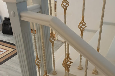 Стильный дизайн: большая п-образная деревянная лестница в классическом стиле с деревянными ступенями, деревянными перилами и обоями на стенах - последний тренд