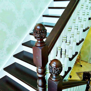 Лестница с резным столбом в Павловске