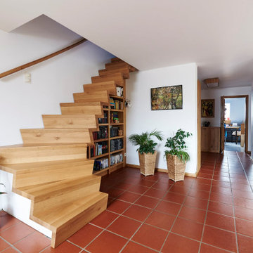 Лестница с Z-образным подступенком и книжным шкафом