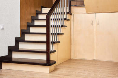 На фото: п-образная деревянная лестница с деревянными ступенями и перилами из смешанных материалов с