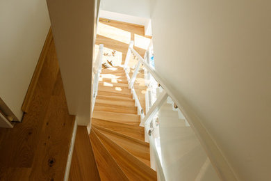Стильный дизайн: угловая лестница среднего размера в скандинавском стиле с деревянными ступенями без подступенок - последний тренд