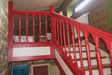 На фото: п-образная деревянная лестница среднего размера в викторианском стиле с деревянными ступенями и деревянными перилами