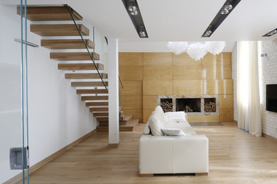 Imagen de escalera recta contemporánea de tamaño medio sin contrahuella con escalones de madera