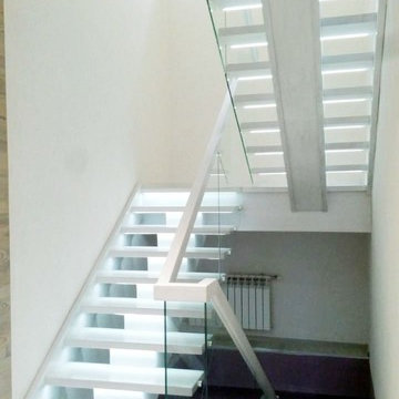 Лестница в стиле лофт со стеклянным ограждением. г. Семей