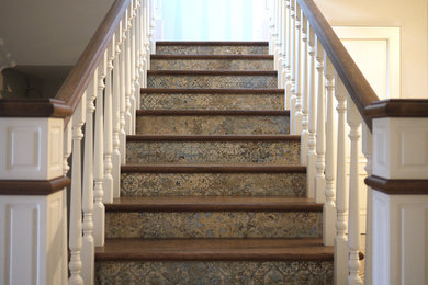 Ejemplo de escalera en U clásica grande con escalones de madera y contrahuellas con baldosas y/o azulejos