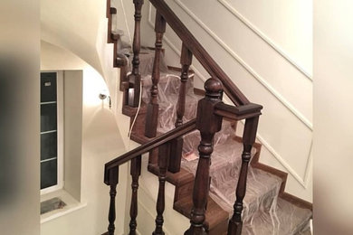 Diseño de escalera en L clásica renovada de tamaño medio con escalones de madera, contrahuellas de madera y barandilla de madera