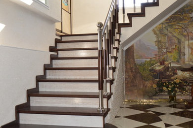 На фото: лестница в стиле неоклассика (современная классика) с