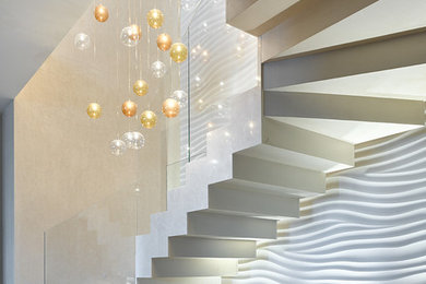 Источник вдохновения для домашнего уюта: большая п-образная лестница в современном стиле с мраморными ступенями, подступенками из мрамора и стеклянными перилами