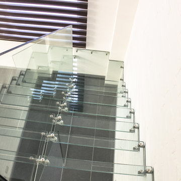 Офис со стеклянной лестницей