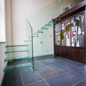 Офис со стеклянной лестницей