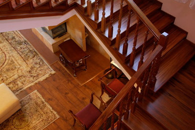 Источник вдохновения для домашнего уюта: большая п-образная деревянная лестница с деревянными ступенями и деревянными перилами