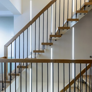 Idee per una scala a rampa dritta scandinava di medie dimensioni con pedata in legno e alzata in legno
