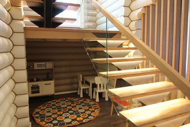 Foto de escalera en U actual de tamaño medio con escalones de madera, contrahuellas de metal y barandilla de varios materiales