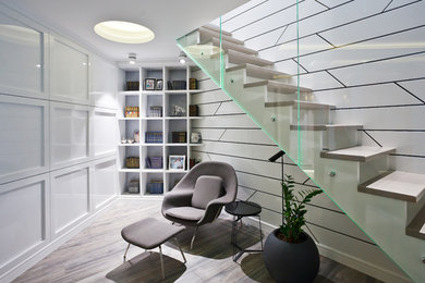 Идея дизайна: прямая лестница в современном стиле с стеклянными перилами