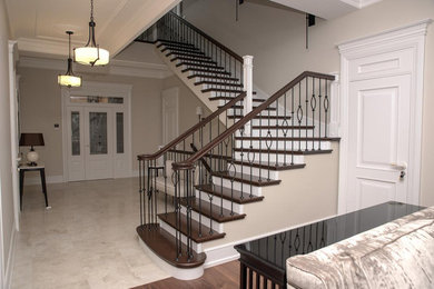 Пример оригинального дизайна: деревянная лестница среднего размера в классическом стиле с деревянными ступенями и деревянными перилами