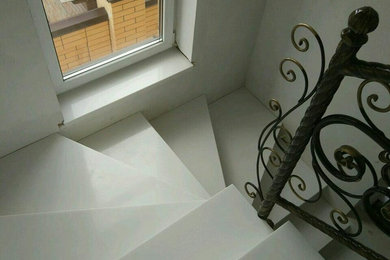 Пример оригинального дизайна: большая п-образная лестница в классическом стиле с акриловыми ступенями и металлическими перилами