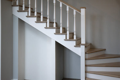 На фото: угловая деревянная лестница среднего размера в классическом стиле с деревянными ступенями с