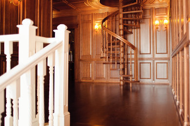 Пример оригинального дизайна: винтовая лестница в классическом стиле с деревянными ступенями и деревянными перилами без подступенок