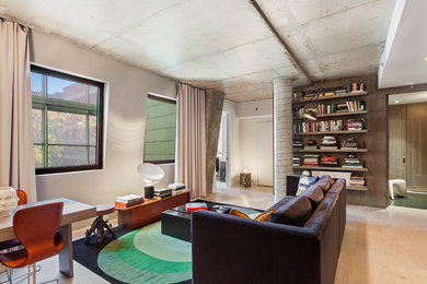 Modelo de salón para visitas abierto contemporáneo grande con paredes grises y suelo de madera clara