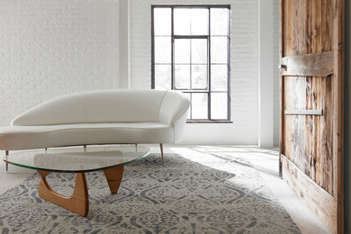 Imagen de salón para visitas cerrado contemporáneo de tamaño medio sin chimenea y televisor con paredes blancas, suelo de madera clara y suelo blanco