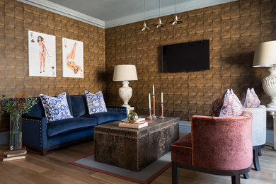 Bild på ett stort vintage vardagsrum, med bruna väggar, mörkt trägolv och en väggmonterad TV