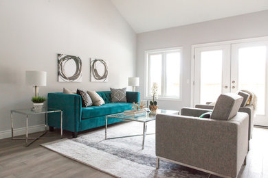 Стильный дизайн: парадная, изолированная гостиная комната в современном стиле с светлым паркетным полом и коричневым полом - последний тренд