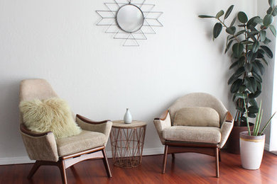 Idee per un soggiorno minimalista chiuso con pareti grigie e parquet scuro