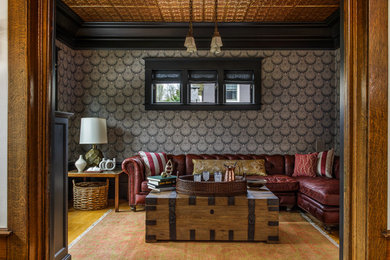 Foto de salón para visitas cerrado bohemio de tamaño medio sin chimenea y televisor con paredes grises, suelo de madera clara y suelo marrón