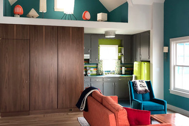 Esempio di un piccolo soggiorno moderno stile loft con pavimento in legno massello medio e pavimento marrone