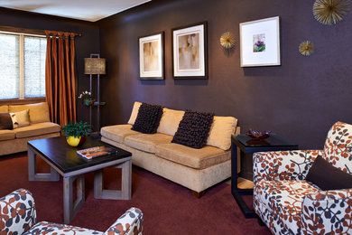 Foto de salón contemporáneo pequeño con paredes marrones y suelo de madera clara