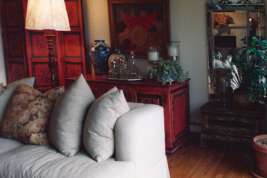 Diseño de salón abierto ecléctico con paredes beige y suelo de madera en tonos medios