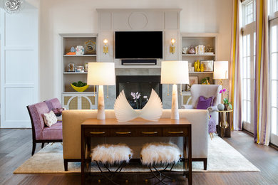 リッチモンドにある高級な広いトランジショナルスタイルのおしゃれなLDK (白い壁、無垢フローリング、標準型暖炉、タイルの暖炉まわり、壁掛け型テレビ) の写真