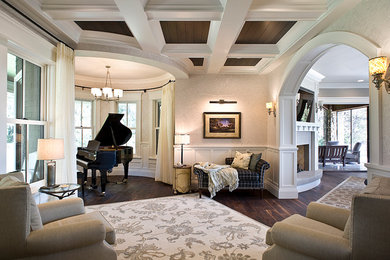 Стильный дизайн: большая двухуровневая гостиная комната в классическом стиле с музыкальной комнатой, бежевыми стенами и темным паркетным полом без камина - последний тренд