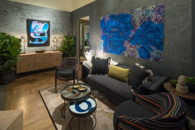 Imagen de salón cerrado pequeño con paredes azules y suelo de madera en tonos medios