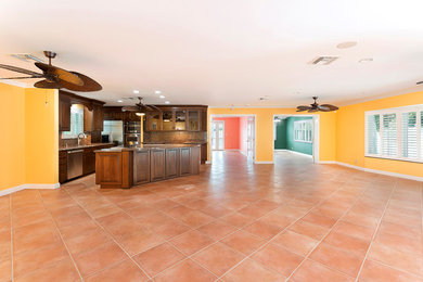 Стильный дизайн: огромная открытая гостиная комната в морском стиле с разноцветными стенами, полом из керамической плитки и розовым полом без камина, телевизора - последний тренд