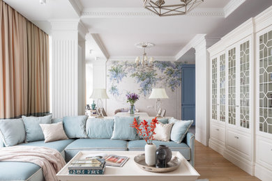Esempio di un soggiorno classico aperto con sala formale, pareti beige, parquet chiaro, pavimento beige e soffitto ribassato