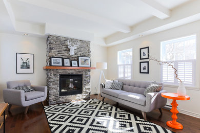 Mittelgroßes, Offenes Modernes Wohnzimmer mit weißer Wandfarbe, braunem Holzboden, Kamin und Kaminumrandung aus Stein in Montreal