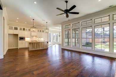 Mittelgroßes Modernes Wohnzimmer mit braunem Holzboden in New Orleans